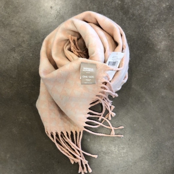 𝅺Banana Republic houndstooth scarf in Tutu Pink - Picture 6 of 6